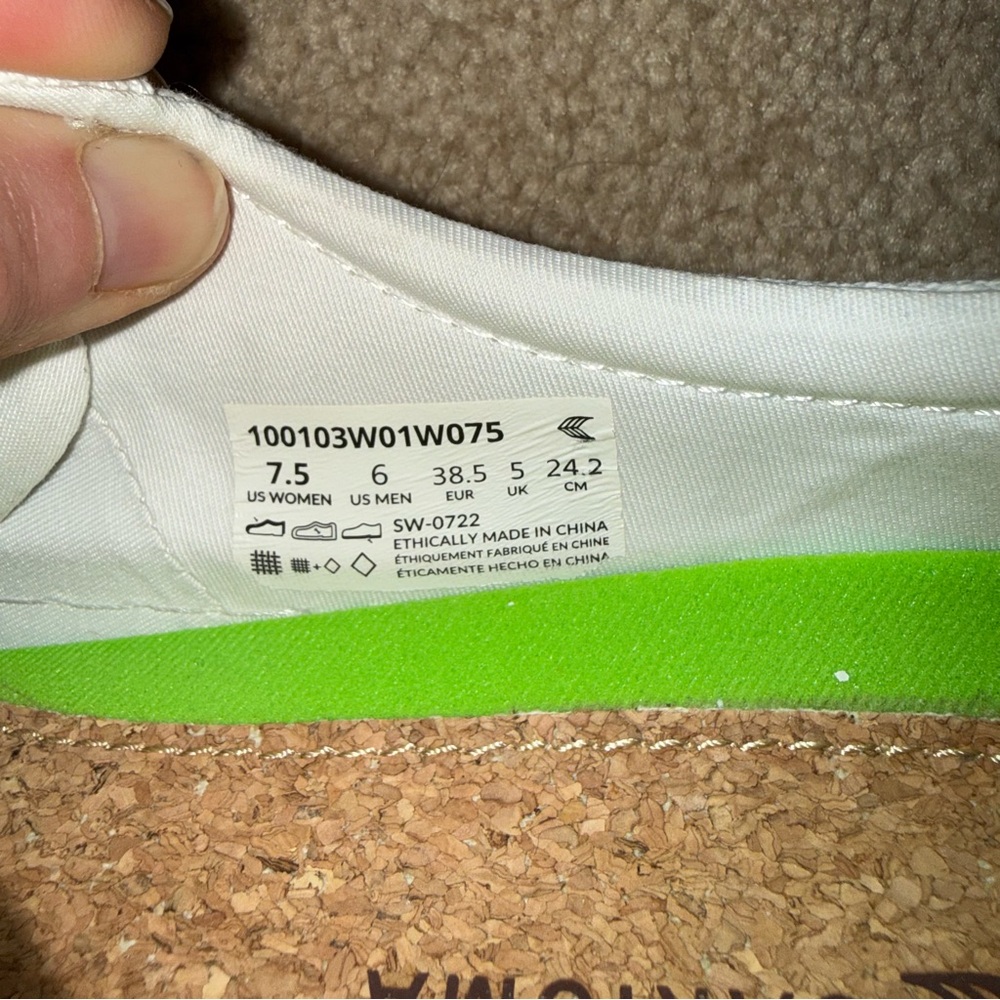 Cariuma White Low-Top Sneakers with Lime Green Insole - Picture 5 of 11